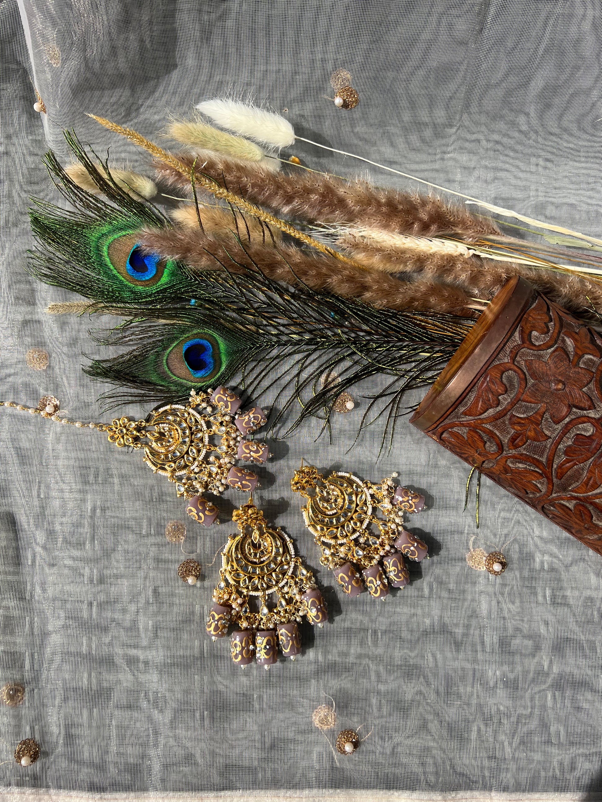 Kundan earring deals with maang tikka