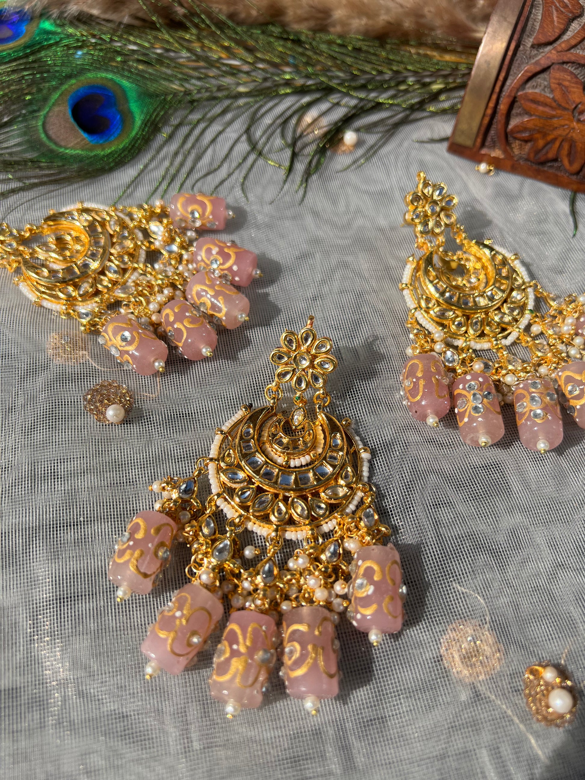 Heavy earrings deals with maang tikka